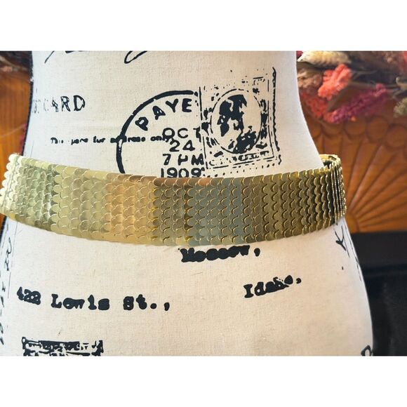 Vtg. 1970s Gold-Tone Stretch Belt Made in Hong Kong Floral Clasp Scalloped Links - Picture 4 of 8